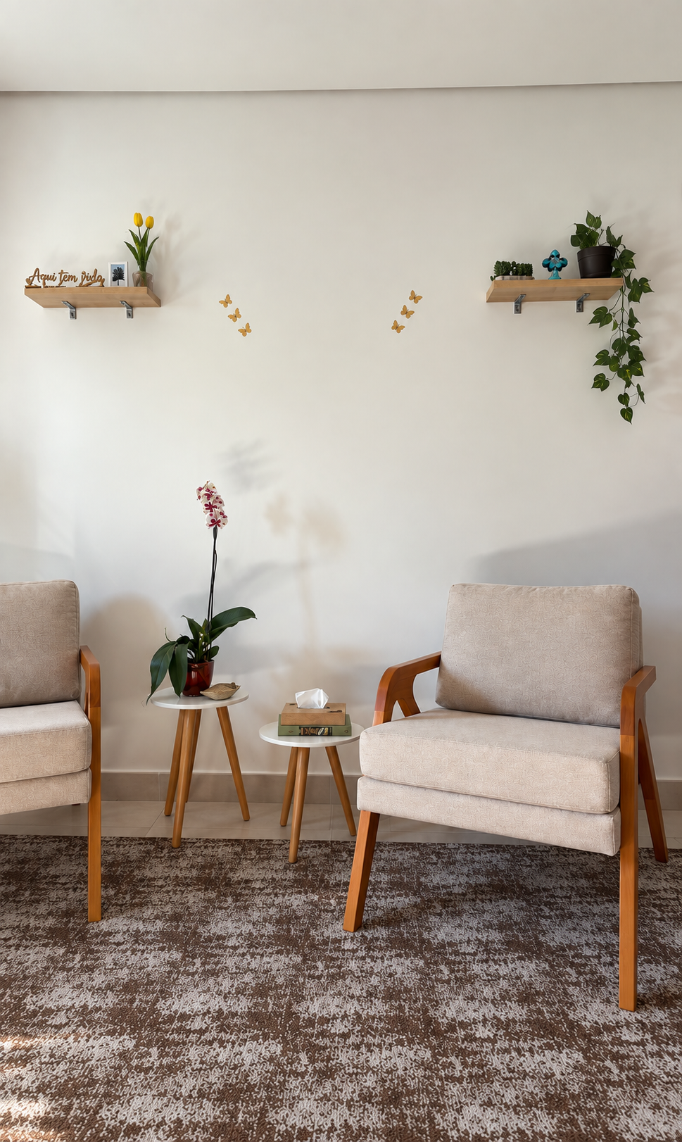Espaço de atendimento da Nathaly, com poltrona clara, orquídeas e luz natural